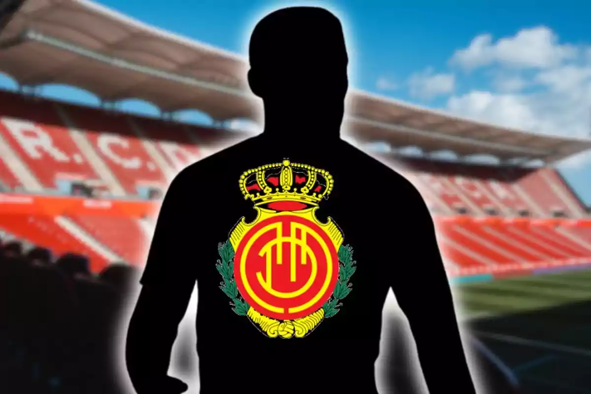 Silueta d’una persona amb l’escut del Reial Club Deportiu Mallorca al pit i un estadi de futbol de fons