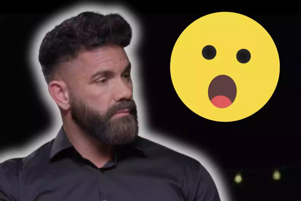 Hombre de barba y cabello oscuro con expresión seria junto a un emoji amarillo de sorpresa sobre fondo oscuro