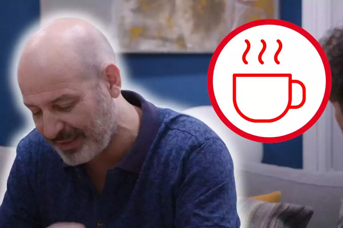 Home calb amb barba mirant cap avall mentre al seu costat apareix un dibuix d’una tassa de cafè fumejant dins d’un cercle vermell