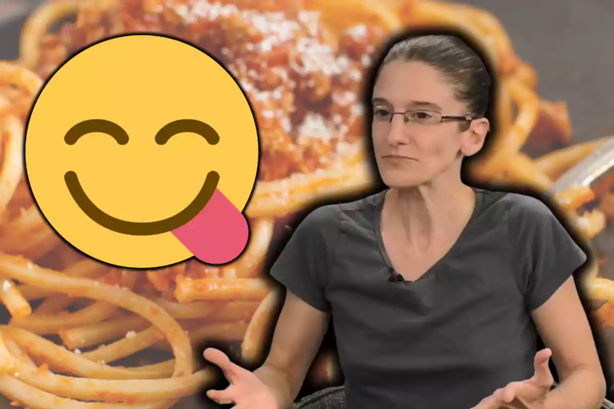 Persona con gafas y camiseta oscura gesticulando frente a un fondo de espaguetis con salsa y un emoji sonriente con lengua afuera superpuesto