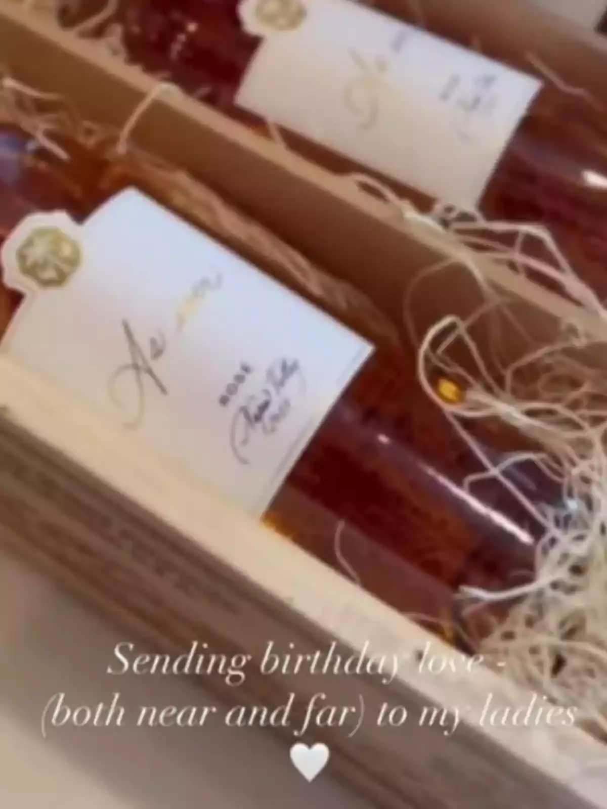Meghan Markle publica unas botellas de vino rosado en una caja de madera con virutas decorativas y un mensaje que dice enviando amor de cumpleaños a mis amigas Meghan Markle publica unas botellas de vino rosado en una caja de madera con virutas decorativas y un mensaje que dice enviando amor de cumpleaños a mis amigas