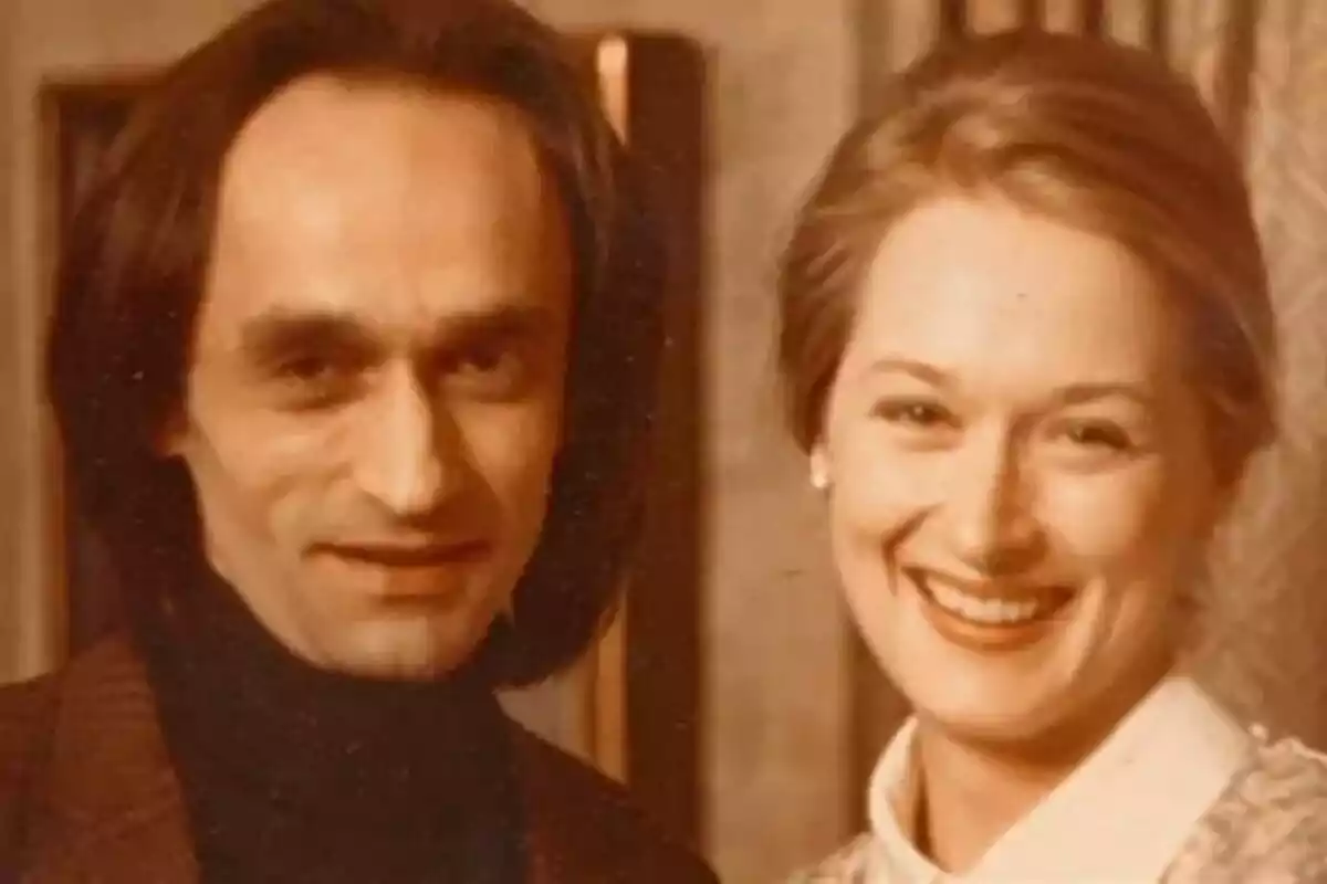 Meryl Streep y John Cazale posando y sonriendo en una fotografía de aspecto antiguo Meryl Streep y John Cazale posando y sonriendo en una fotografía de aspecto antiguo