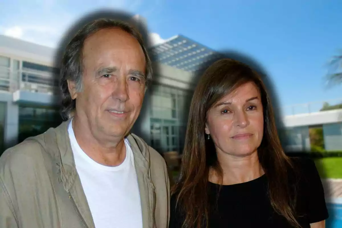 Joan Manuel Serrat y Candela Tiffón posa frente a una casa moderna bajo un cielo azul