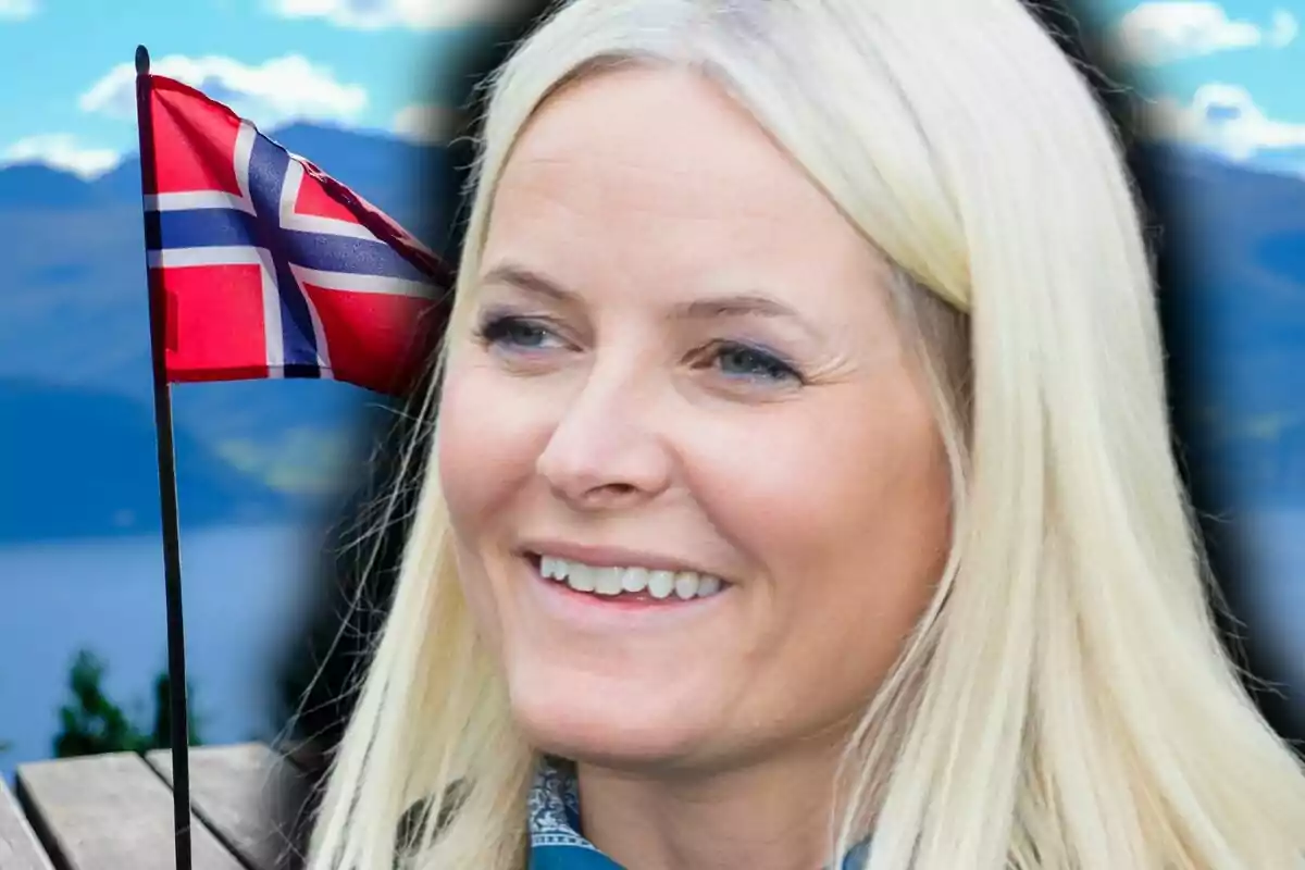 Mette-Marit con una bandera de Noruega y paisaje de montañas al fondo.