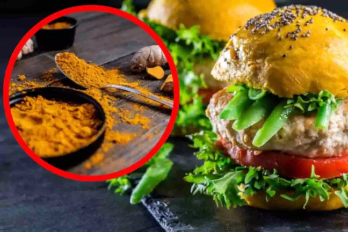 Hamburguesa con vegetales frescos y pan espolvoreado, junto a un círculo que muestra cúrcuma en polvo y raíz sobre una mesa de madera Hamburguesa con vegetales frescos y pan espolvoreado, junto a un círculo que muestra cúrcuma en polvo y raíz sobre una mesa de madera