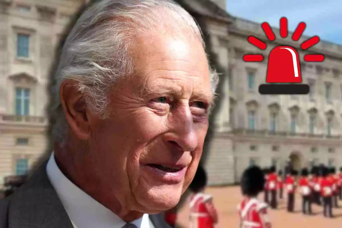 El rei Carles de cabells canosos davant de Buckingham Palace amb guàrdies uniformats i una sirena vermella dibuixada a la cantonada superior dreta