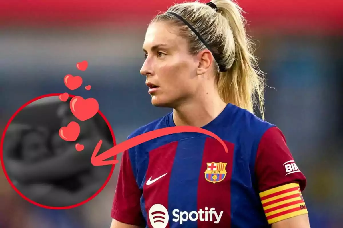 Futbolista del Barcelona femení amb cinta de capitana i un gràfic de cors i una fletxa assenyalant una imatge borrosa en blanc i negre