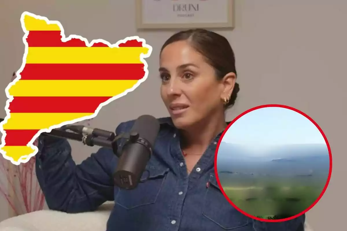 Dona amb camisa texana parlant davant d’un micròfon, amb un gràfic del mapa de Catalunya amb franges vermelles i grogues i un cercle amb una imatge borrosa a la cantonada inferior dreta