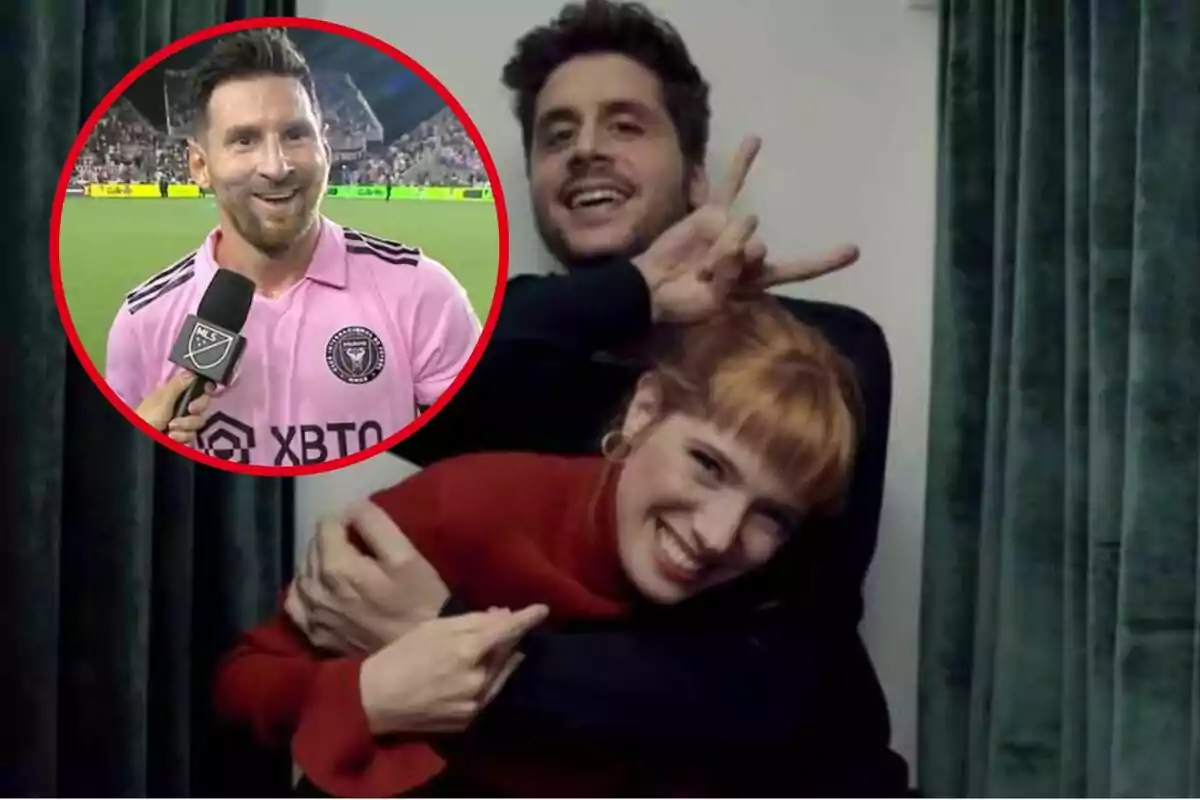 Un home i una dona somriuen mentre posen junts, l’home fa un gest d’orelles de conill darrere el cap de la dona, a la cantonada superior esquerra hi ha un cercle vermell amb la imatge d’un futbolista amb samarreta rosa sent entrevistat en un estadi.