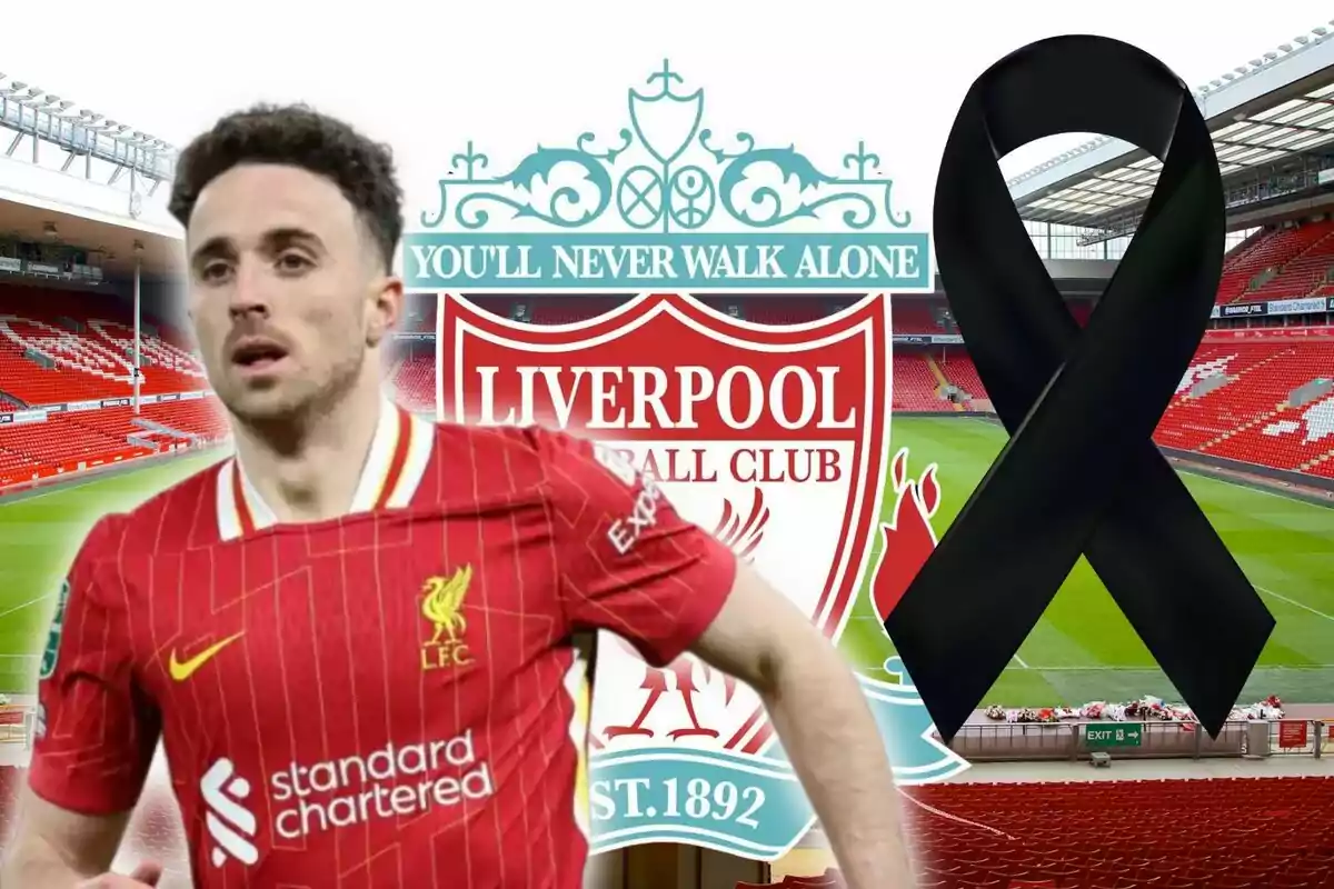 Futbolista del Liverpool en primer pla amb l'estadi de fons, l'escut del club i un llaç negre a la dreta
