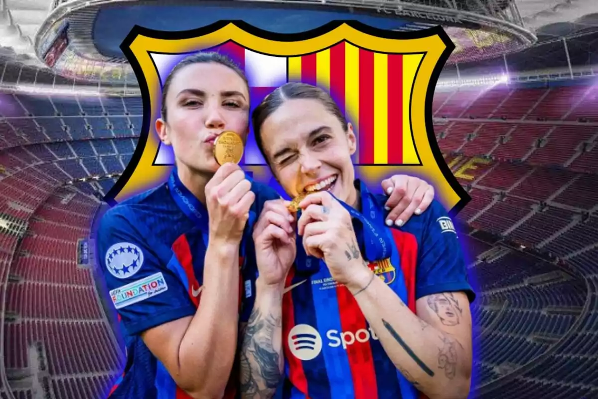 Dues jugadores del Barcelona femení celebren amb medalles de campiones a l'estadi amb l'escut del club de fons