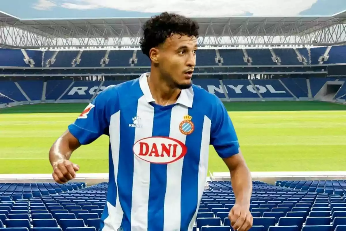 Futbolista amb uniforme blau i blanc de l’Espanyol a l’estadi RCDE Stadium