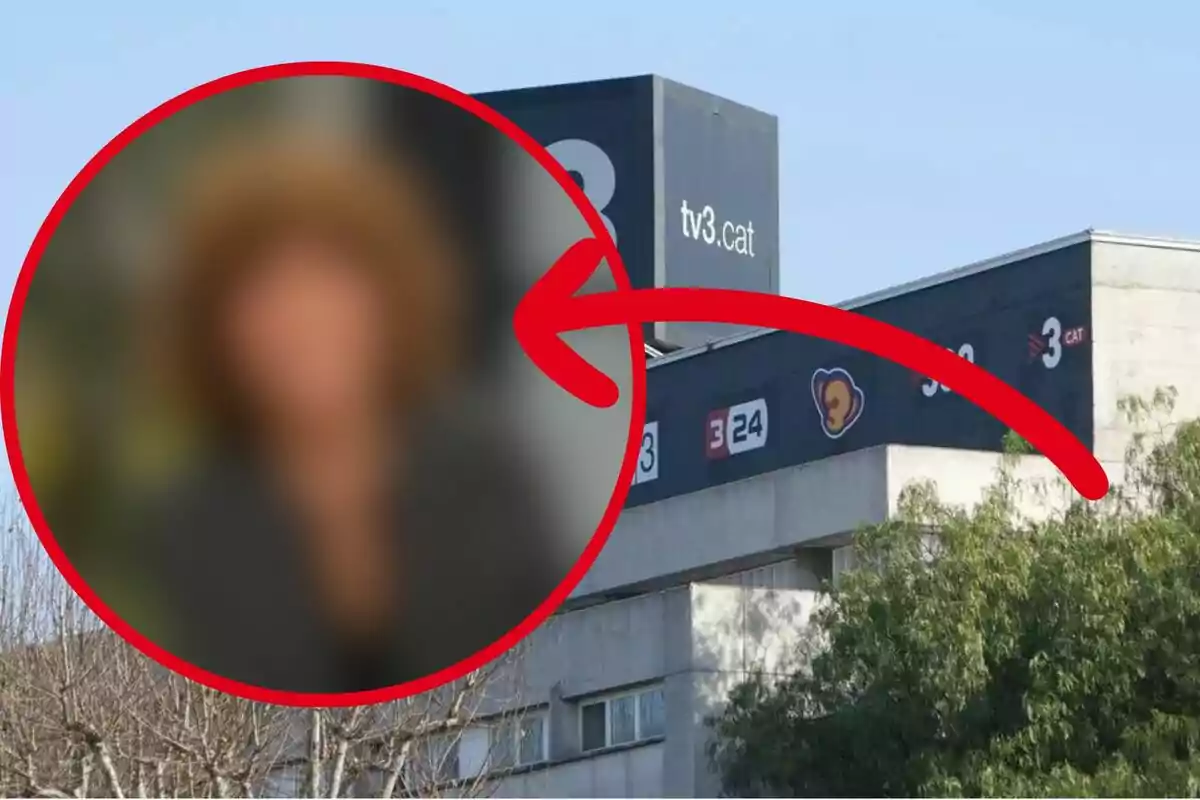 Edificio de TV3 con un círculo rojo que resalta una figura desenfocada y una flecha señalando hacia ella