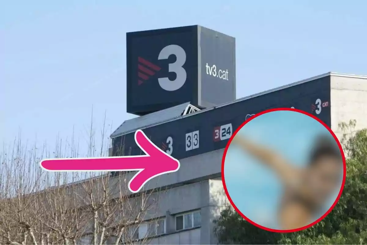 Edifici de TV3 amb un rètol gran i una fletxa rosa assenyalant un cercle difuminat a la cantonada dreta