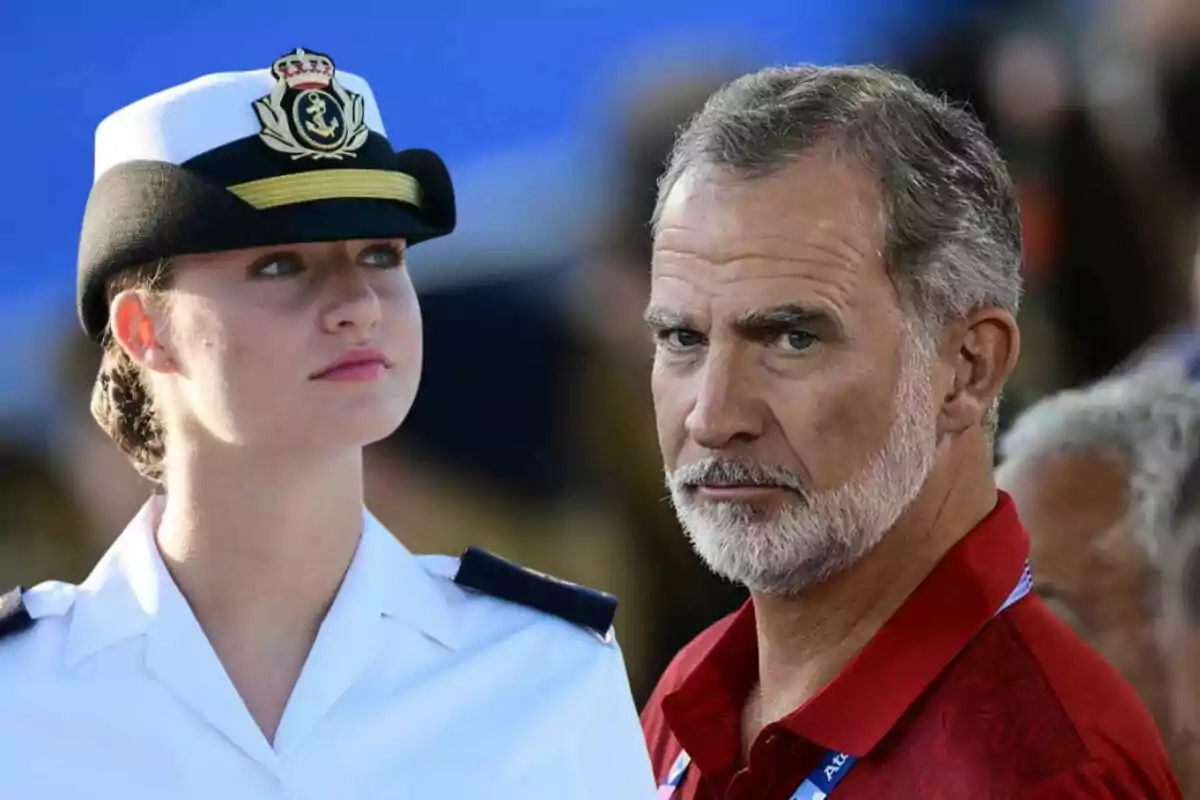 Una jove amb uniforme naval i un home de barba canosa amb camisa vermella apareixen junts en un esdeveniment a l’aire lliure.