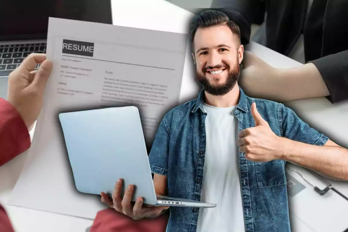 Home somrient amb el polze amunt sostenint un portàtil davant d’una fulla de currículum i una entrevista de feina