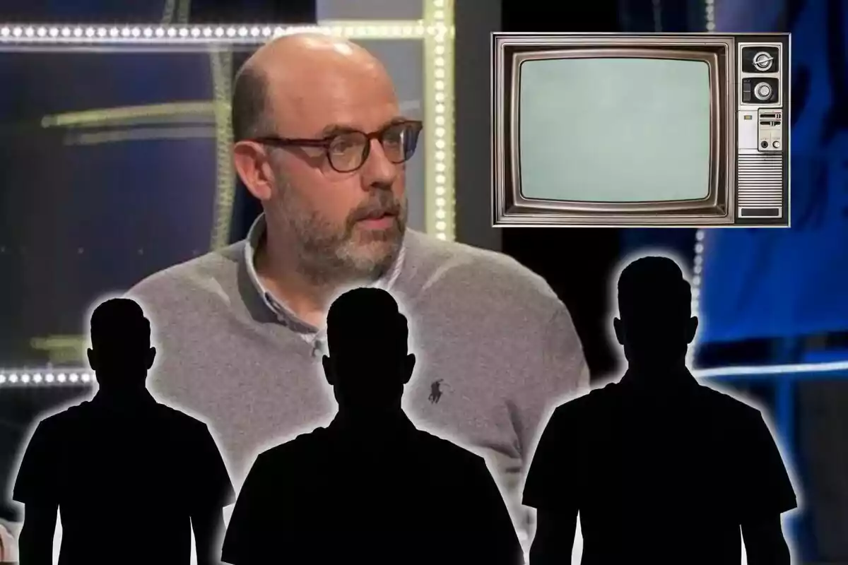 Un hombre con gafas y barba aparece en un set de televisión junto a la imagen de una televisión antigua y las siluetas negras de tres personas en primer plano