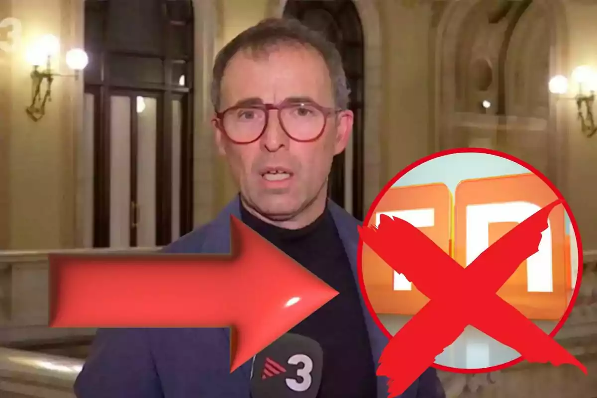 Hombre con gafas rojas hablando frente a una cámara con un micrófono de TV3 y un gráfico de flecha roja y un símbolo de prohibido sobre un logo