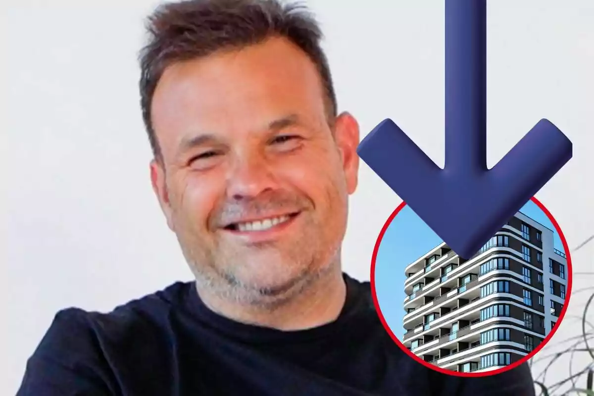 Home somrient amb samarreta negra i una fletxa blava assenyalant un edifici modern dins d’un cercle vermell
