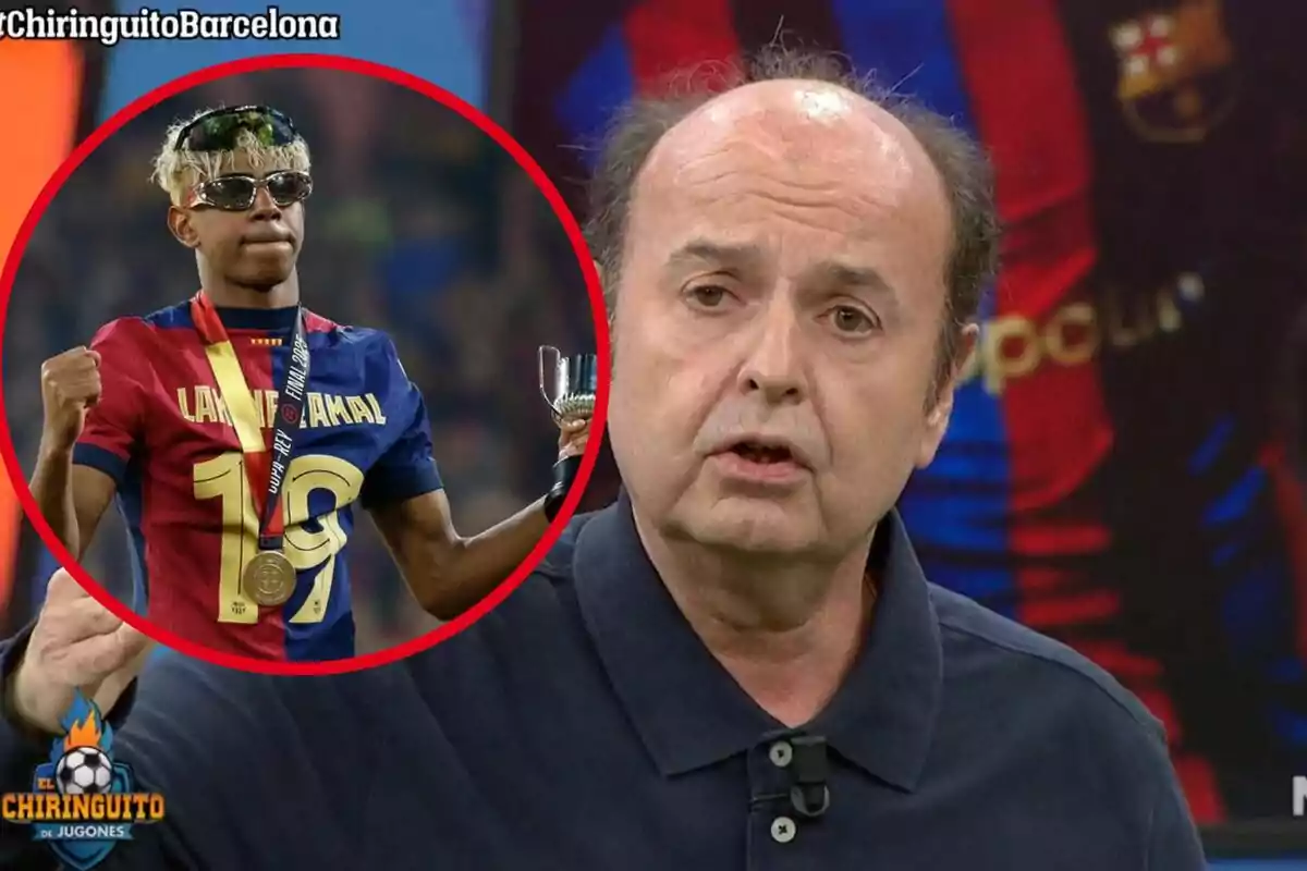 Un home calb amb camisa blava parla en un programa esportiu mentre en un cercle apareix un jove futbolista celebrant amb una medalla i un trofeu.