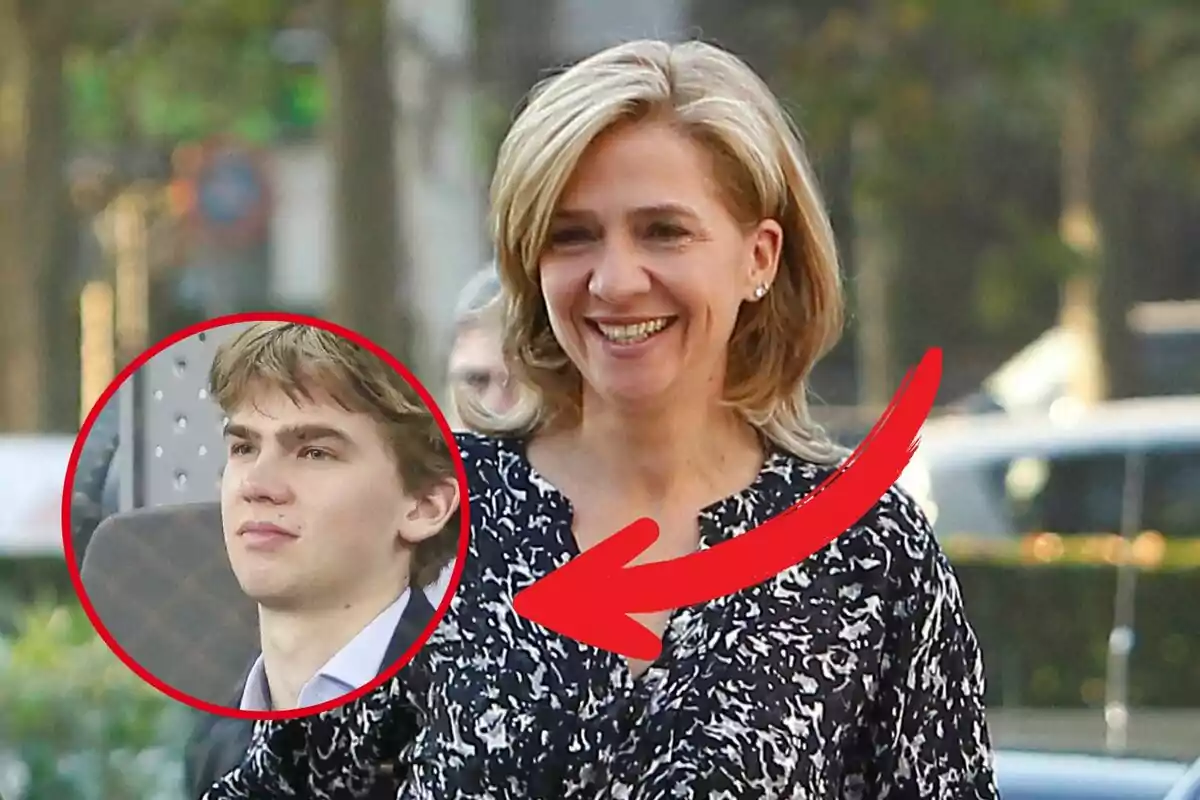 Mujer rubia sonriente con un vestido estampado y un círculo rojo que resalta a un joven de cabello claro junto a una flecha roja señalándolo