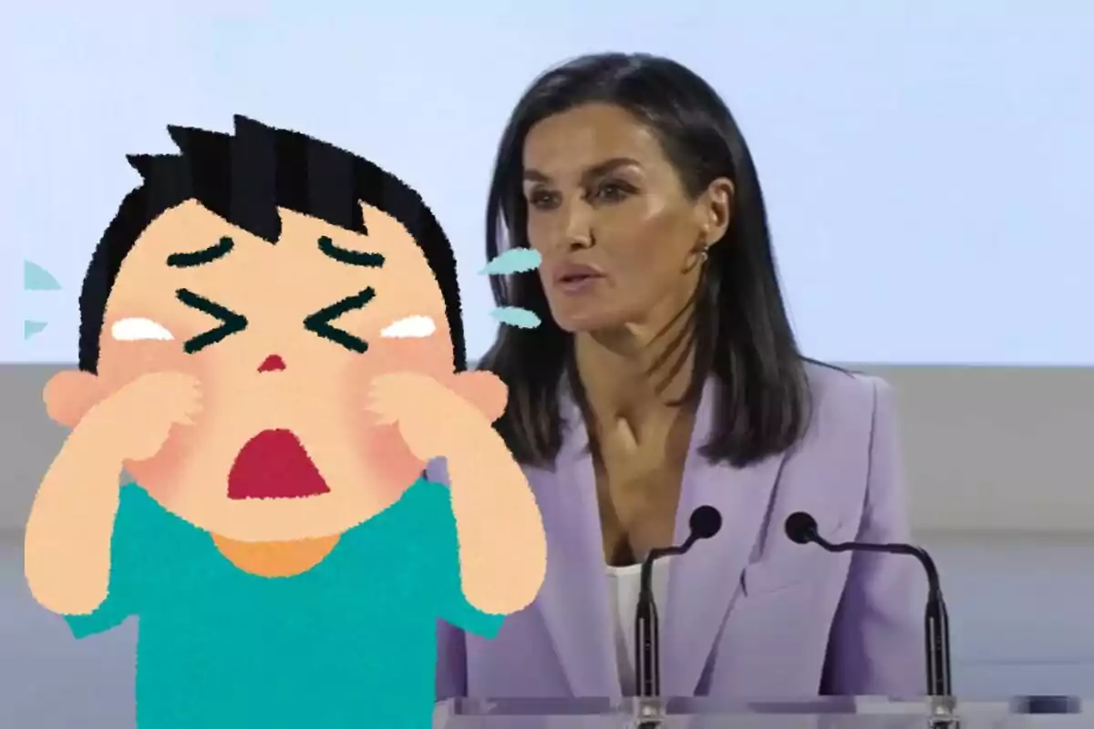 Una dona de cabells foscos i jaqueta lila està parlant en un faristol mentre una il·lustració d’un nen plorant apareix en primer pla a l’esquerra.