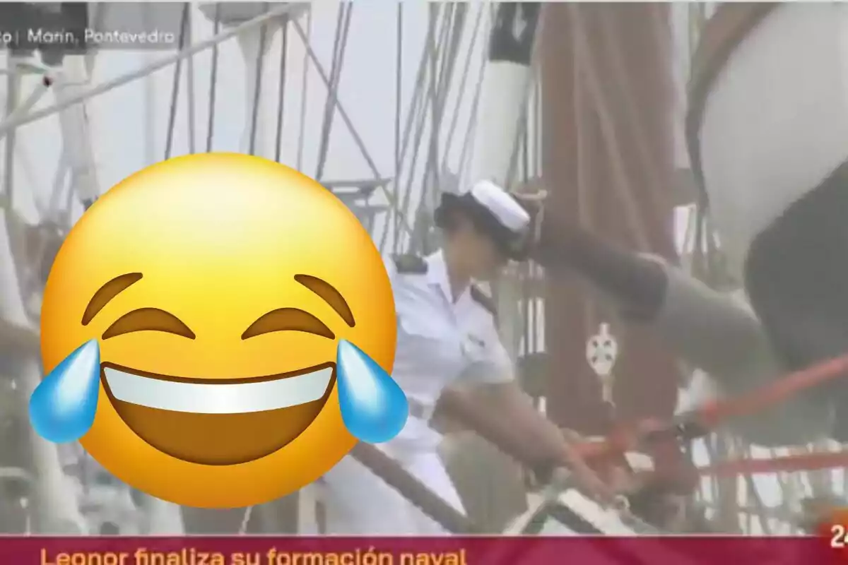 Persona con uniforme naval en un barco mientras un emoji de risa cubre parte de la imagen y en la parte inferior aparece un texto de noticiero.
