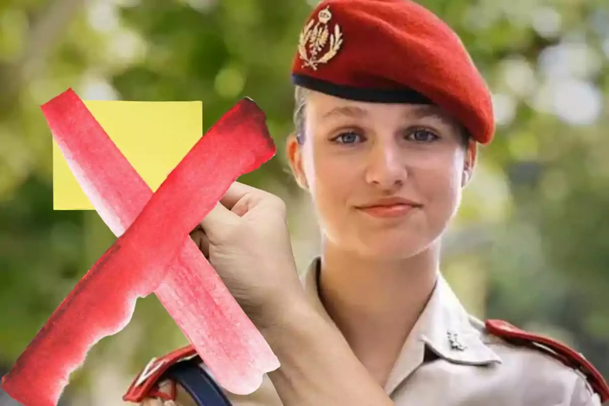 Dona jove amb uniforme militar i boina vermella al fons, en primer pla una mà sosté una targeta groga ratllada amb una gran creu vermella.