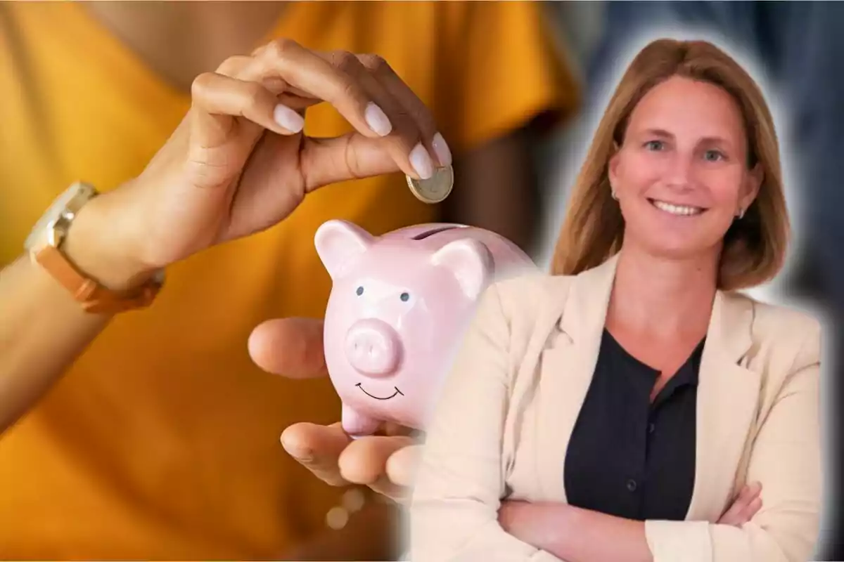 Dona somrient amb els braços creuats davant d’una imatge d’una mà dipositant una moneda en una guardiola de porquet rosa