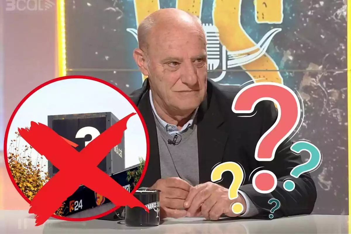 Home calb d’expressió seriosa assegut en un plató de televisió amb diversos signes d’interrogació i un símbol de prohibit sobre una imatge d’un marcador
