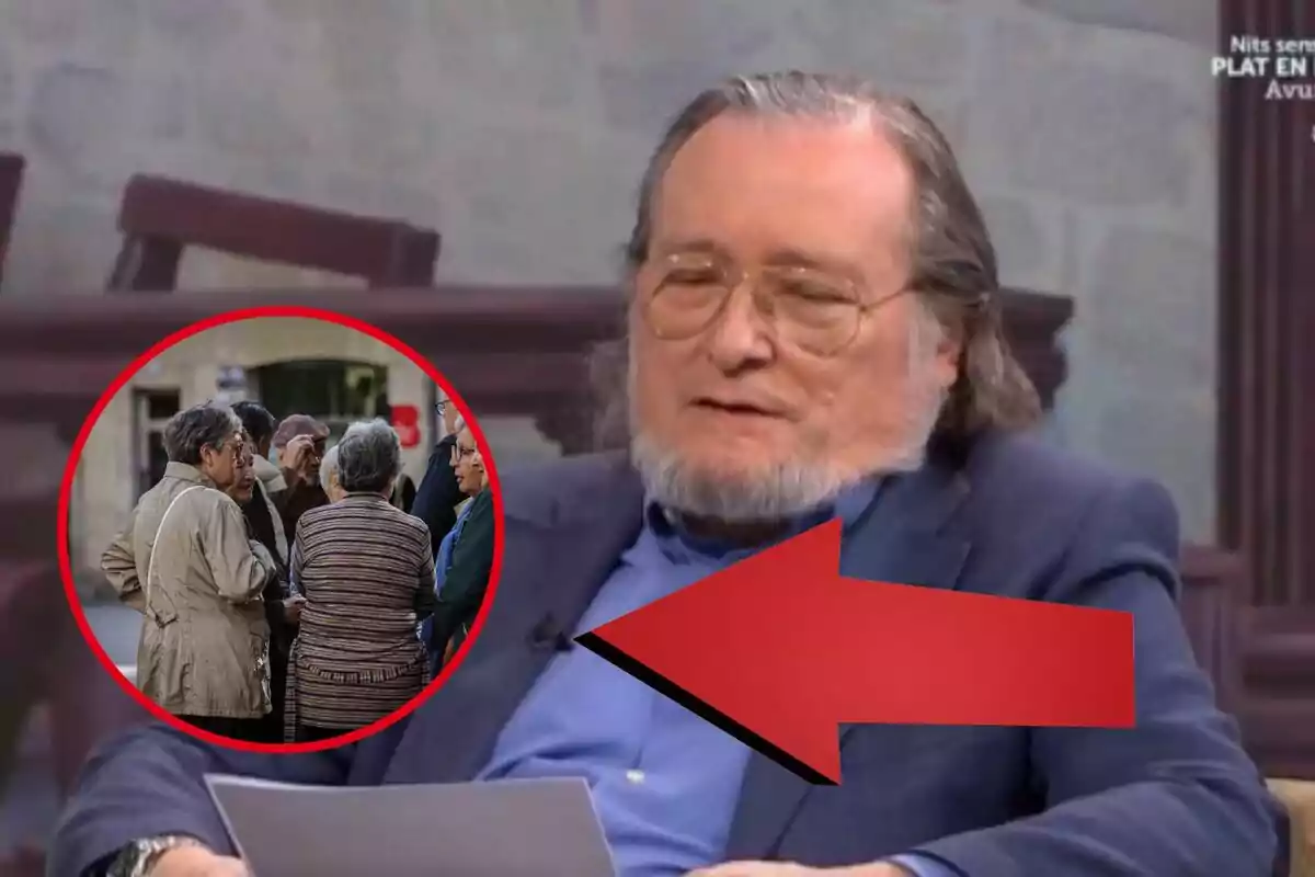 Home de cabells canosos i ulleres assegut en un plató de televisió amb un cercle vermell que mostra un grup de persones grans conversant i una fletxa vermella que assenyala cap a l’home