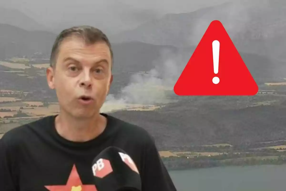 Home parlant davant d’un micròfon amb un fons d’incendi forestal i un símbol d’advertència vermell