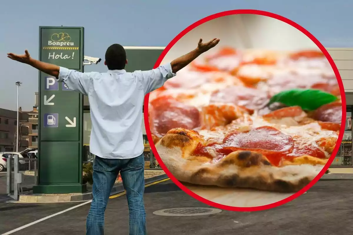Home d’esquena amb els braços oberts davant d’un supermercat i una imatge superposada d’una pizza de pepperoni