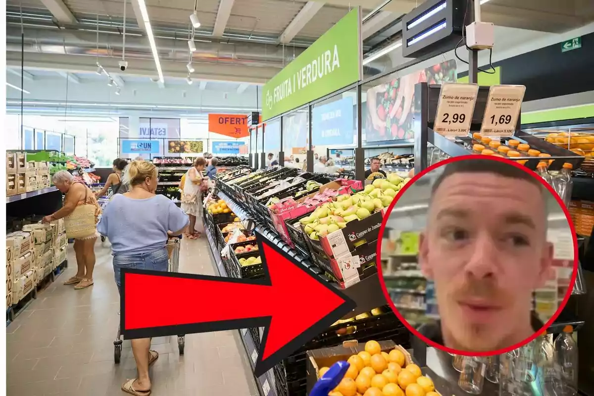 Persones comprant a la secció de fruites i verdures d’un supermercat amb un gran cercle vermell i una fletxa assenyalant la cara d’un home en primer pla