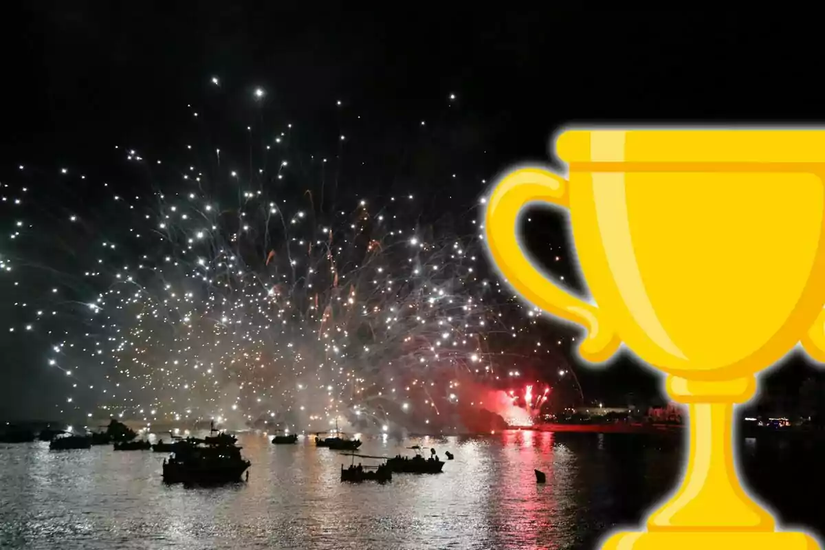 Focs artificials sobre el mar amb diversos vaixells i un trofeu daurat dibuixat en primer pla