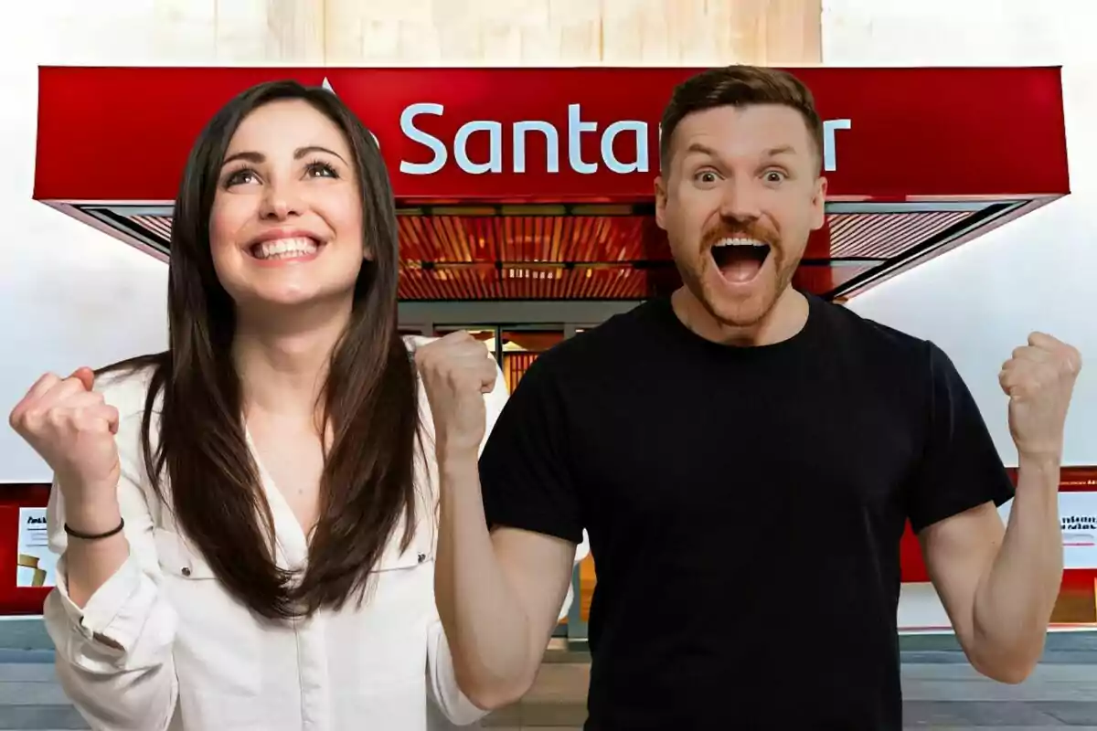 Dues persones joves somriuen i celebren amb entusiasme davant l’entrada d’una sucursal bancària de Santander.