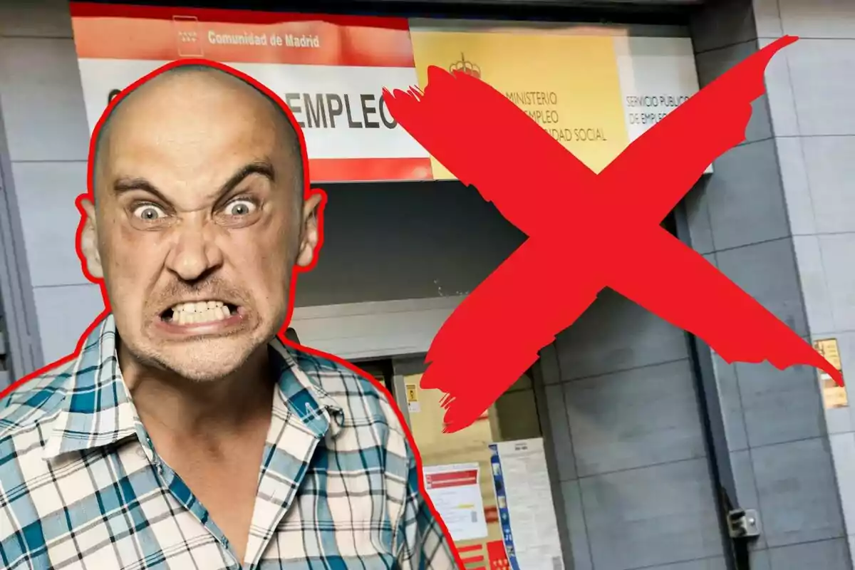 Hombre con expresión de enojo frente a una oficina de empleo con una gran equis roja sobre la entrada