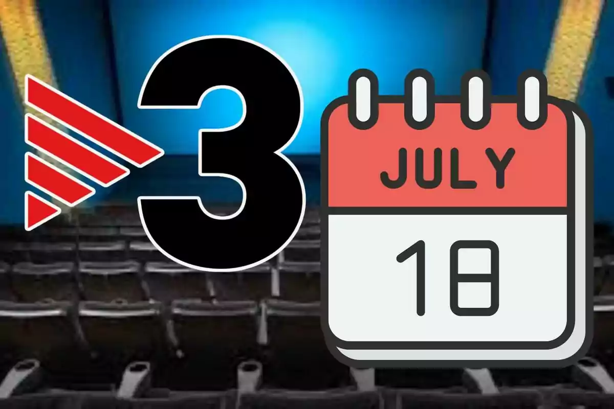 Sala de cinema buida amb un número tres gran, un logotip vermell i un calendari que mostra el 18 de juliol
