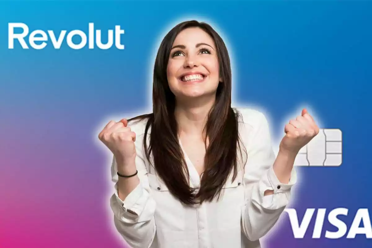Mujer joven sonriente con gesto de triunfo sobre un fondo con los logotipos de Revolut y Visa