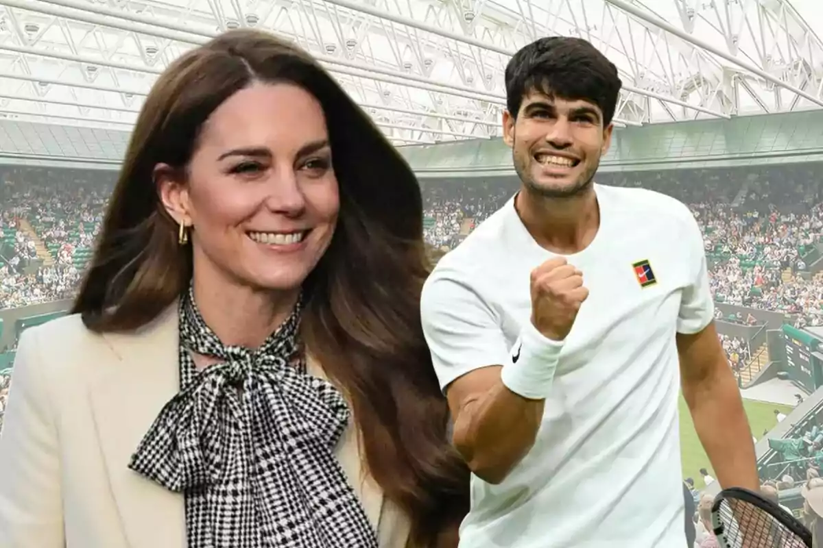 Una dona somrient i un tennista celebrant en una pista de tennis amb públic al fons