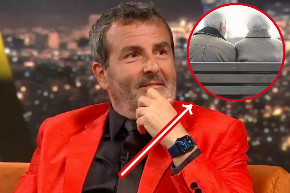 Home amb jaqueta vermella i camisa negra assegut en un plató de televisió amb una imatge circular d’una parella d’avis d’esquena a la cantonada superior dreta i una fletxa blanca assenyalant cap a la imatge