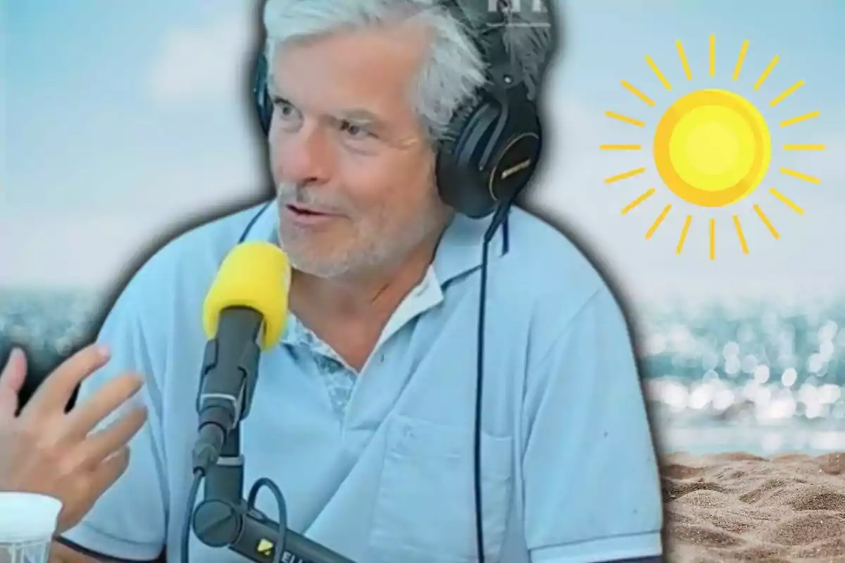 Home de cabells canosos amb auriculars parlant davant d’un micròfon groc amb un fons de platja i un sol dibuixat