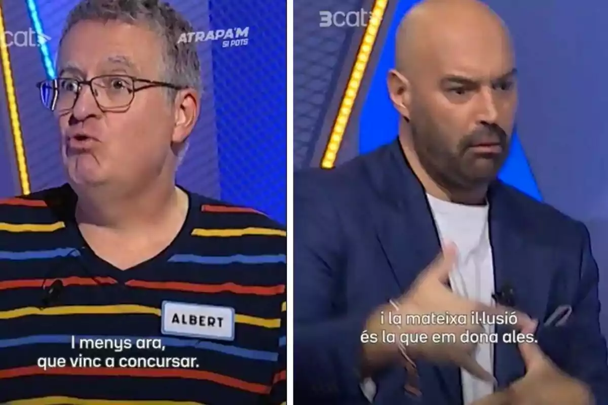 Dos hombres participando en un programa de concursos televisivo, uno de ellos lleva gafas y camiseta de rayas con una etiqueta que dice Albert, el otro viste chaqueta azul y camiseta blanca, ambos aparecen hablando y gesticulando.