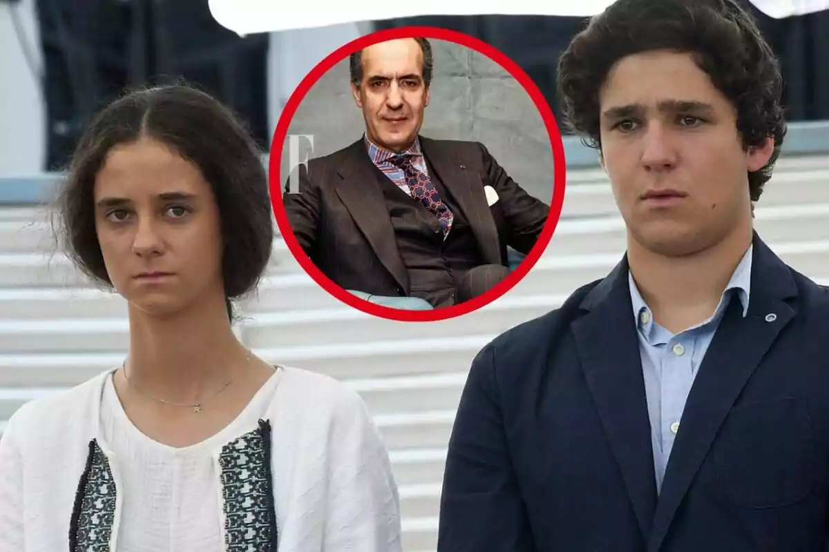 Dos joves amb expressió seriosa estan drets un al costat de l’altre i a la part superior de la imatge apareix el retrat d’un home gran dins d’un cercle vermell.