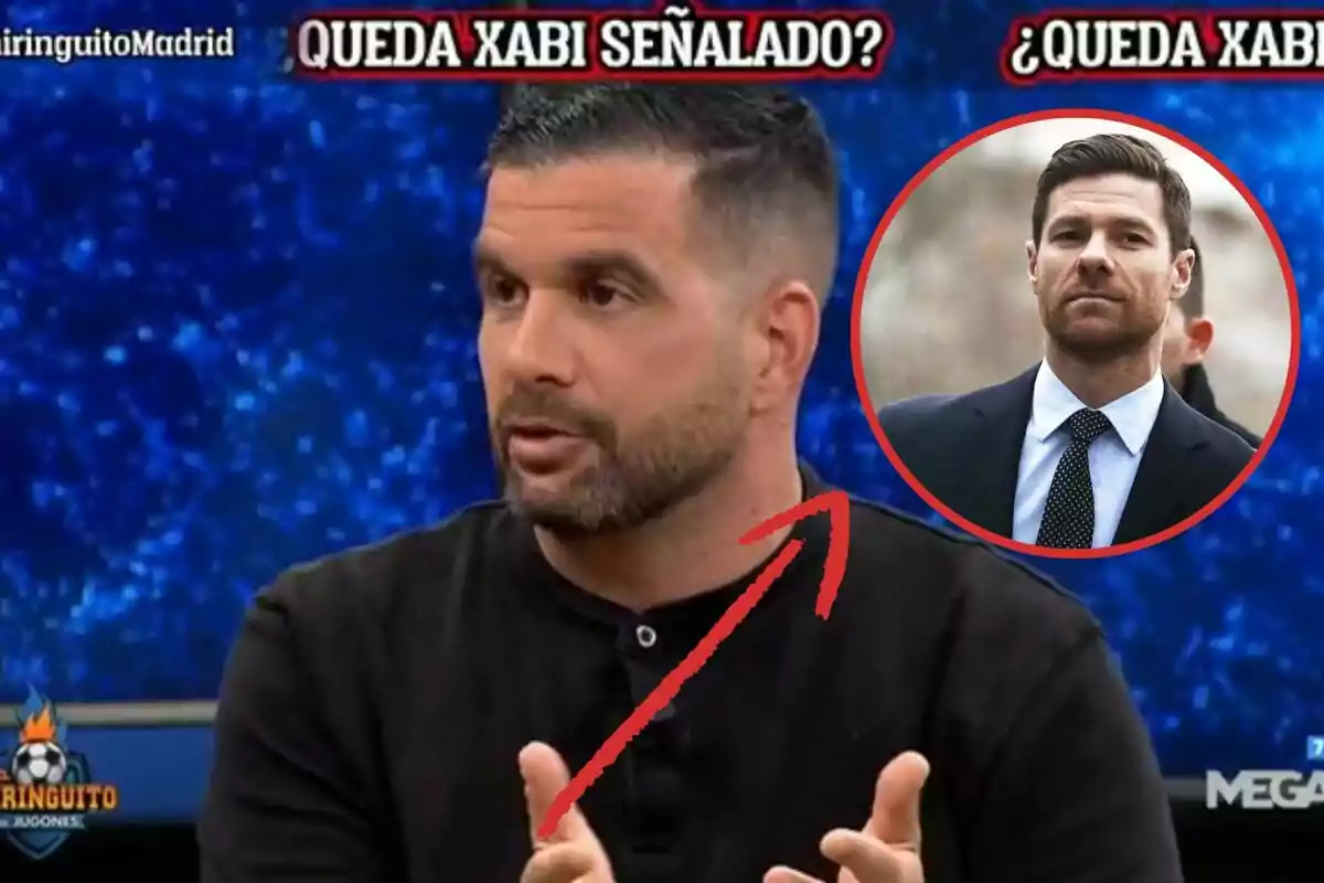Hombre hablando en un programa deportivo con un recuadro que muestra a otra persona en traje y una flecha roja señalando hacia el recuadro