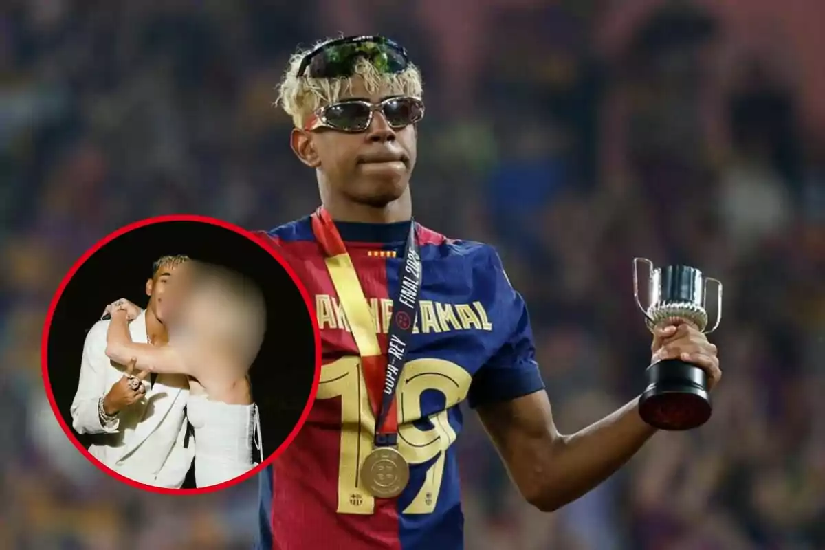 Jove futbolista amb ulleres de sol i medalla sosté un trofeu mentre porta un uniforme blau i vermell amb el número 19 i a la cantonada apareix un requadre amb una foto borrosa de dues persones abraçades.