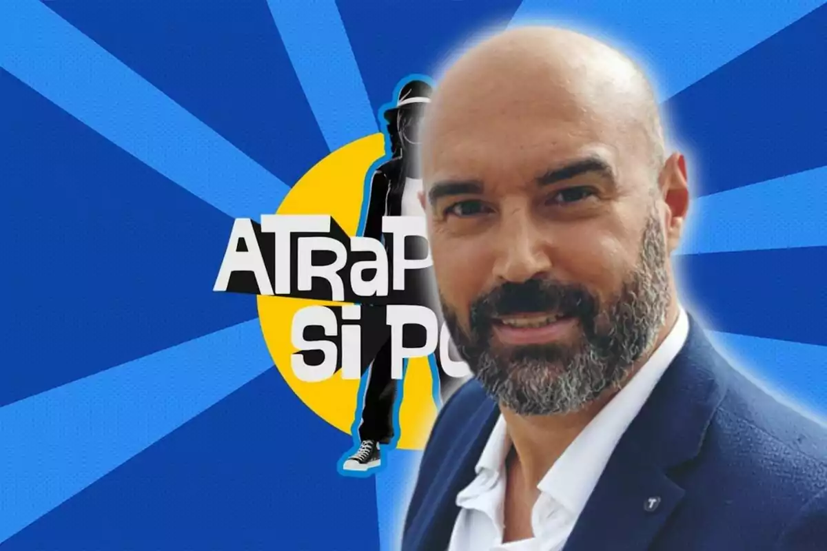 Home calb amb barba somrient davant del logotip del programa Atrapa’m si pots sobre un fons blau amb raigs clars