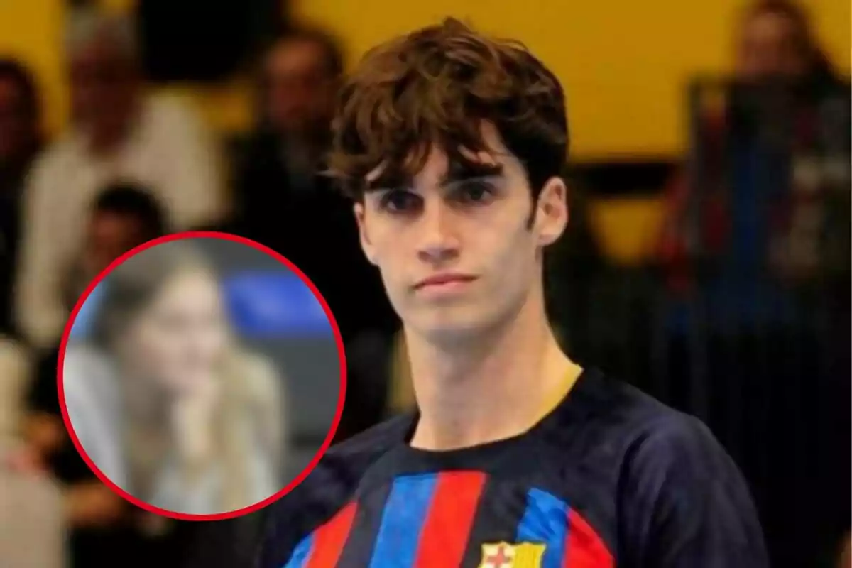 Jove amb samarreta del Barcelona en primer pla i una persona desenfocada dins d’un cercle vermell al fons