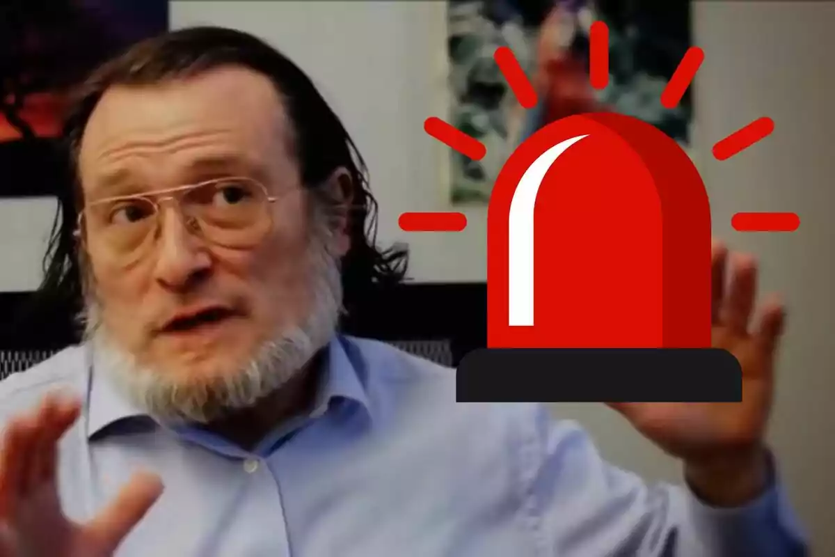Hombre con gafas y barba gesticulando con una sirena de alerta roja dibujada sobre la imagen