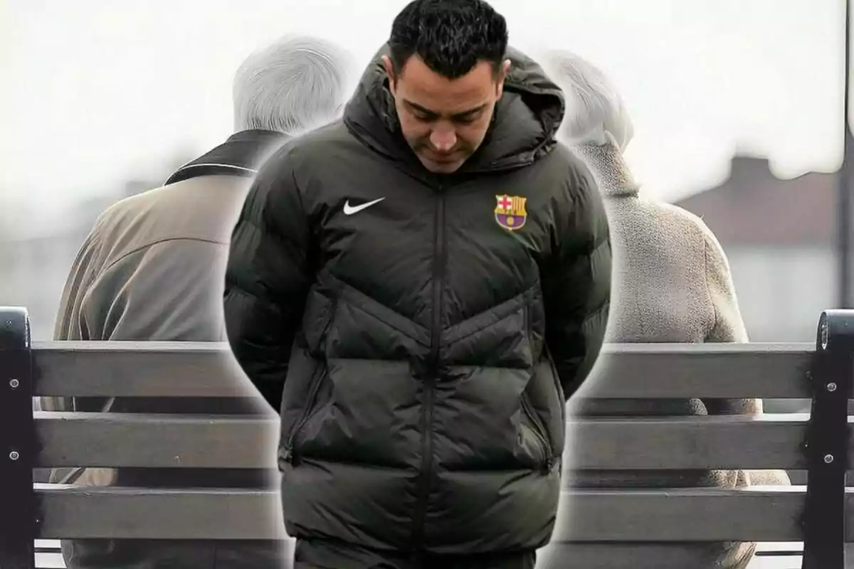 Un home amb jaqueta del Barcelona apareix en primer pla amb el cap cot mentre al fons es veu una parella d'avis asseguts d'esquena en un banc.